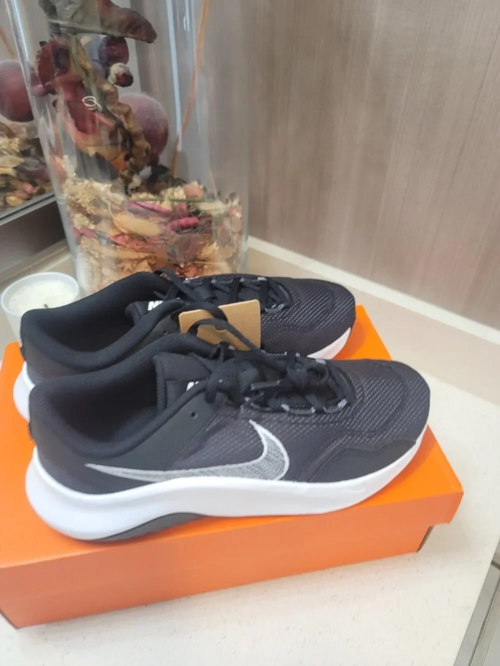 Nike Legend Essential 3 NN Men Low Top Lace Up Sneaker Black/white New NIB Sz 8